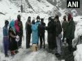 Health dept facilitate COVID-19 vaccination drive in J-K's Baramulla amid heavy snowfall - Hindi News | Health dept facilitate COVID-19 vaccination drive in J-K's Baramulla amid heavy snowfall | Latest national News at Lokmattimes.com