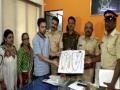 Dahisar Police recovers missing bag with gold ornaments worth Rs 14 lakh in one hour - Hindi News | Dahisar Police recovers missing bag with gold ornaments worth Rs 14 lakh in one hour | Latest national News at Lokmattimes.com