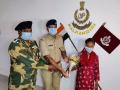 Woman Maoist surrenders before Malkangiri SP, BSF - Hindi News | Woman Maoist surrenders before Malkangiri SP, BSF | Latest national News at Lokmattimes.com