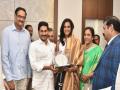 Andhra Pradesh: CM Reddy assures Sindhu for setting girl's badminton academy on 5 acres land - Hindi News | Andhra Pradesh: CM Reddy assures Sindhu for setting girl's badminton academy on 5 acres land | Latest national News at Lokmattimes.com