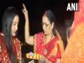 Women observe fast for well-being of husbands on Karwa Chauth, break it on sighting moon - Hindi News | Women observe fast for well-being of husbands on Karwa Chauth, break it on sighting moon | Latest national News at Lokmattimes.com
