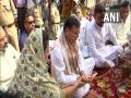 Uttarakhand CM Dhami, his wife offer prayers at 'Har Ki Pauri' in Haridwar - Hindi News | Uttarakhand CM Dhami, his wife offer prayers at 'Har Ki Pauri' in Haridwar | Latest national News at Lokmattimes.com