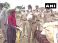 Delhi Police DCP, her team provide essential items to Pak refugees in Majlis Park amid lockdown - Hindi News | Delhi Police DCP, her team provide essential items to Pak refugees in Majlis Park amid lockdown | Latest national News at Lokmattimes.com