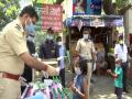 Delhi Police provides burgers, sanitisers to kids - Hindi News | Delhi Police provides burgers, sanitisers to kids | Latest national News at Lokmattimes.com