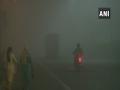Dense fog engulfs parts of Delhi, AQI remains in 'very poor' category - Hindi News | Dense fog engulfs parts of Delhi, AQI remains in 'very poor' category | Latest national News at Lokmattimes.com