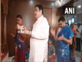 Gadkari, Thackeray, Fadnavis celebrate Ganesh Chaturthi with their families following COVID-19 protocols - Hindi News | Gadkari, Thackeray, Fadnavis celebrate Ganesh Chaturthi with their families following COVID-19 protocols | Latest national News at Lokmattimes.com