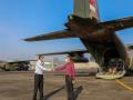 Singapore Minister flags off two C-130s with 256 oxygen cylinders for India - Hindi News | Singapore Minister flags off two C-130s with 256 oxygen cylinders for India | Latest international News at Lokmattimes.com