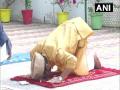 People celebrate Eid-ul-Fitr, offer namaz at home amid COVID-19 lockdown - Hindi News | People celebrate Eid-ul-Fitr, offer namaz at home amid COVID-19 lockdown | Latest national News at Lokmattimes.com