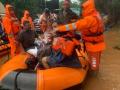 NDRF team carries rescue, relief operations in flood-affected Maharashtra's Chiplun - Hindi News | NDRF team carries rescue, relief operations in flood-affected Maharashtra's Chiplun | Latest national News at Lokmattimes.com