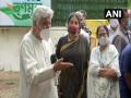 Mamata Banerjee asks Javed Akhtar to compose song on TMC slogan 'Khela Hobe' - Hindi News | Mamata Banerjee asks Javed Akhtar to compose song on TMC slogan 'Khela Hobe' | Latest politics News at Lokmattimes.com