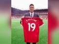 Manchester United confirm Raphael Varane's signing - Hindi News | Manchester United confirm Raphael Varane's signing | Latest football News at Lokmattimes.com
