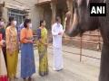Vice President Venkaiah Naidu with his family garlanded by elephant at Virupaksha temple in Hampi - Hindi News | Vice President Venkaiah Naidu with his family garlanded by elephant at Virupaksha temple in Hampi | Latest national News at Lokmattimes.com