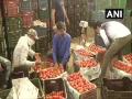 Delhi's Azadpur Mandi resumes business amid COVID-19 lockdown - Hindi News | Delhi's Azadpur Mandi resumes business amid COVID-19 lockdown | Latest national News at Lokmattimes.com