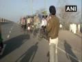 Rickshaw pullers heading from Delhi for home towns amid lockdown forced to turn back - Hindi News | Rickshaw pullers heading from Delhi for home towns amid lockdown forced to turn back | Latest national News at Lokmattimes.com