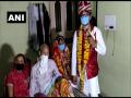 Madhya Pradesh couple ties knot observing social distancing norms - Hindi News | Madhya Pradesh couple ties knot observing social distancing norms | Latest national News at Lokmattimes.com