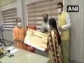 UP CM gives cheques to people involved in MSME sector as part of state's online loan fair - Hindi News | UP CM gives cheques to people involved in MSME sector as part of state's online loan fair | Latest national News at Lokmattimes.com