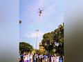 Floral showers rain down on hospitals treating COVID-19 patients: Armed Forces' tribute to corona warriors - Hindi News | Floral showers rain down on hospitals treating COVID-19 patients: Armed Forces' tribute to corona warriors | Latest national News at Lokmattimes.com