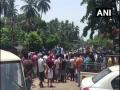 Stranded migrant labourers protest in Kerala, demand to be sent back to native places - Hindi News | Stranded migrant labourers protest in Kerala, demand to be sent back to native places | Latest national News at Lokmattimes.com