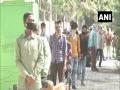 Delhi: Migrant workers queue up at COVID-19 screening centre for medical certificate to return home - Hindi News | Delhi: Migrant workers queue up at COVID-19 screening centre for medical certificate to return home | Latest national News at Lokmattimes.com