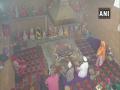 Few devotees offer prayers at J-K's Mata Kheer Bhawani temple amid COVID-19 - Hindi News | Few devotees offer prayers at J-K's Mata Kheer Bhawani temple amid COVID-19 | Latest national News at Lokmattimes.com