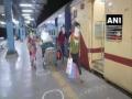 First train among 200 special trains departs from Mumbai for UP - Hindi News | First train among 200 special trains departs from Mumbai for UP | Latest national News at Lokmattimes.com