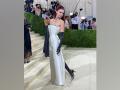 Gigi Hadid attends Met Gala 2021 in monochrome dress - Hindi News | Gigi Hadid attends Met Gala 2021 in monochrome dress | Latest lifestyle News at Lokmattimes.com