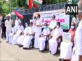 Congress protest Kerala govt's decision to make PPE kits mandatory for returnees from Gulf - Hindi News | Congress protest Kerala govt's decision to make PPE kits mandatory for returnees from Gulf | Latest national News at Lokmattimes.com