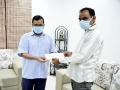 Arvind Kejriwal hands over Rs 1 crore cheque to family of doctor who died of COVID-19 - Hindi News | Arvind Kejriwal hands over Rs 1 crore cheque to family of doctor who died of COVID-19 | Latest national News at Lokmattimes.com