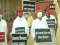UP: Samajwadi Party MLAs hold protest outside Assembly over unemployment - Hindi News | UP: Samajwadi Party MLAs hold protest outside Assembly over unemployment | Latest national News at Lokmattimes.com