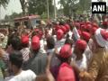 Samajwadi party workers protest in Hathras demanding justice for gangrape victim - Hindi News | Samajwadi party workers protest in Hathras demanding justice for gangrape victim | Latest national News at Lokmattimes.com