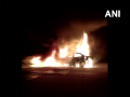 Five burnt to death after car catches fire on Agra-Lucknow expressway - Hindi News | Five burnt to death after car catches fire on Agra-Lucknow expressway | Latest national News at Lokmattimes.com