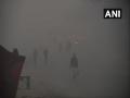 'Very poor' AQI, dense fog continues over Delhi - Hindi News | 'Very poor' AQI, dense fog continues over Delhi | Latest national News at Lokmattimes.com