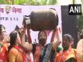 Maharashtra: Shiv Sena workers hold protest against rising fuel prices - Hindi News | Maharashtra: Shiv Sena workers hold protest against rising fuel prices | Latest national News at Lokmattimes.com