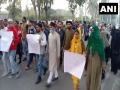 AMU students stage protest, seek resumption of hostel facilities, offline classes - Hindi News | AMU students stage protest, seek resumption of hostel facilities, offline classes | Latest national News at Lokmattimes.com
