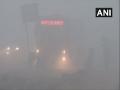 Parts of Delhi engulf in heavy fog; air quality remains 'very poor' - Hindi News | Parts of Delhi engulf in heavy fog; air quality remains 'very poor' | Latest national News at Lokmattimes.com