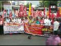 Left parties participate in Bharat bandh in Visakhapatnam against farm laws, privatisation of Vizag steel plant - Hindi News | Left parties participate in Bharat bandh in Visakhapatnam against farm laws, privatisation of Vizag steel plant | Latest national News at Lokmattimes.com