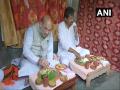 WB elections: Amit Shah eats lunch at rickshaw puller's house in Domjur - Hindi News | WB elections: Amit Shah eats lunch at rickshaw puller's house in Domjur | Latest national News at Lokmattimes.com