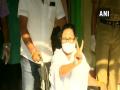 Mamata Banerjee casts her vote, shows victory sign - Hindi News | Mamata Banerjee casts her vote, shows victory sign | Latest politics News at Lokmattimes.com