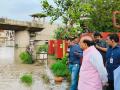 LG visits Yamuna bank, says water can't be stored at Hathni Kund as it is a barrage - Hindi News | LG visits Yamuna bank, says water can't be stored at Hathni Kund as it is a barrage | Latest politics News at Lokmattimes.com