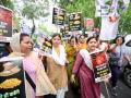 Mahila Congress stage protest outside BJP office over soaring prices - Hindi News | Mahila Congress stage protest outside BJP office over soaring prices | Latest politics News at Lokmattimes.com