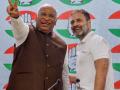 Rahul Gandhi, Kharge reach Mysuru for Griha Laxmi scheme launch - Hindi News | Rahul Gandhi, Kharge reach Mysuru for Griha Laxmi scheme launch | Latest politics News at Lokmattimes.com