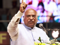 Kharge targets govt over CAG report on UDAN scheme - Hindi News | Kharge targets govt over CAG report on UDAN scheme | Latest politics News at Lokmattimes.com