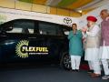 Gadkari unveils world's first prototype car, says biofuel will eradicate stubble burning almost to nil - Hindi News | Gadkari unveils world's first prototype car, says biofuel will eradicate stubble burning almost to nil | Latest politics News at Lokmattimes.com