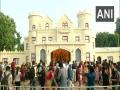 Kolkata: Durga puja pandal designed as old English castle attract people - Hindi News | Kolkata: Durga puja pandal designed as old English castle attract people | Latest national News at Lokmattimes.com