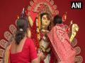 Vijaya Dashami: Sex workers in Kolkata's Sonagachhi perform Sindoor Khela, Dhunuchi dance - Hindi News | Vijaya Dashami: Sex workers in Kolkata's Sonagachhi perform Sindoor Khela, Dhunuchi dance | Latest national News at Lokmattimes.com