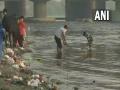 Durga Puja: After immersion of idols, Yamuna in Delhi littered with waste - Hindi News | Durga Puja: After immersion of idols, Yamuna in Delhi littered with waste | Latest national News at Lokmattimes.com