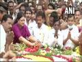 Chennai: Sasikala pays floral tribute to Jayalalithaa at her memorial - Hindi News | Chennai: Sasikala pays floral tribute to Jayalalithaa at her memorial | Latest national News at Lokmattimes.com