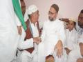 Owaisi meets family of AIMIM leader gunned down in Meerut - Hindi News | Owaisi meets family of AIMIM leader gunned down in Meerut | Latest national News at Lokmattimes.com