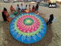 Students of Allahabad University raise awareness about eco-friendly Diwali through sand art - Hindi News | Students of Allahabad University raise awareness about eco-friendly Diwali through sand art | Latest national News at Lokmattimes.com