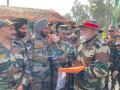 PM Modi distributes sweets to soldiers in J-K's Nowshera on Diwali - Hindi News | PM Modi distributes sweets to soldiers in J-K's Nowshera on Diwali | Latest national News at Lokmattimes.com